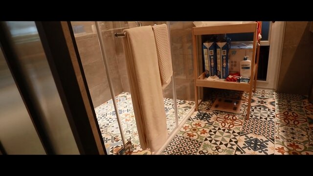 鳥媽和華爸新家的浴室空間採用花紋磁磚布置